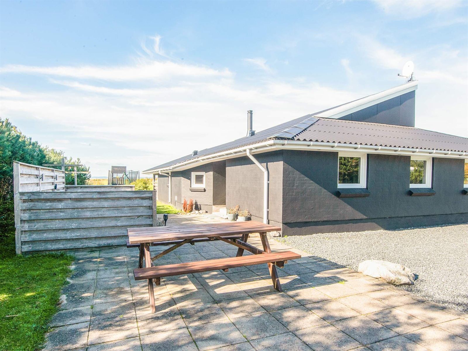 Picnicbordet i haven med huset bagved