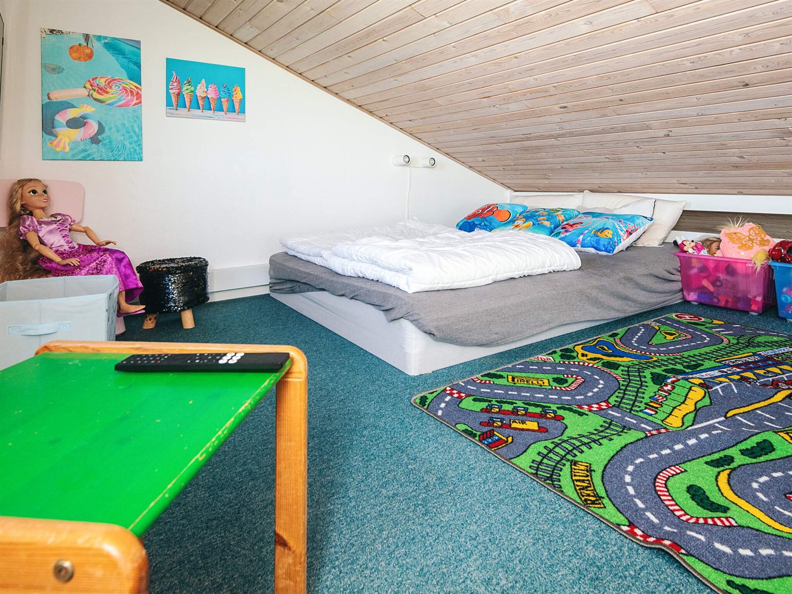 Legehjørne med bord og legetæppe