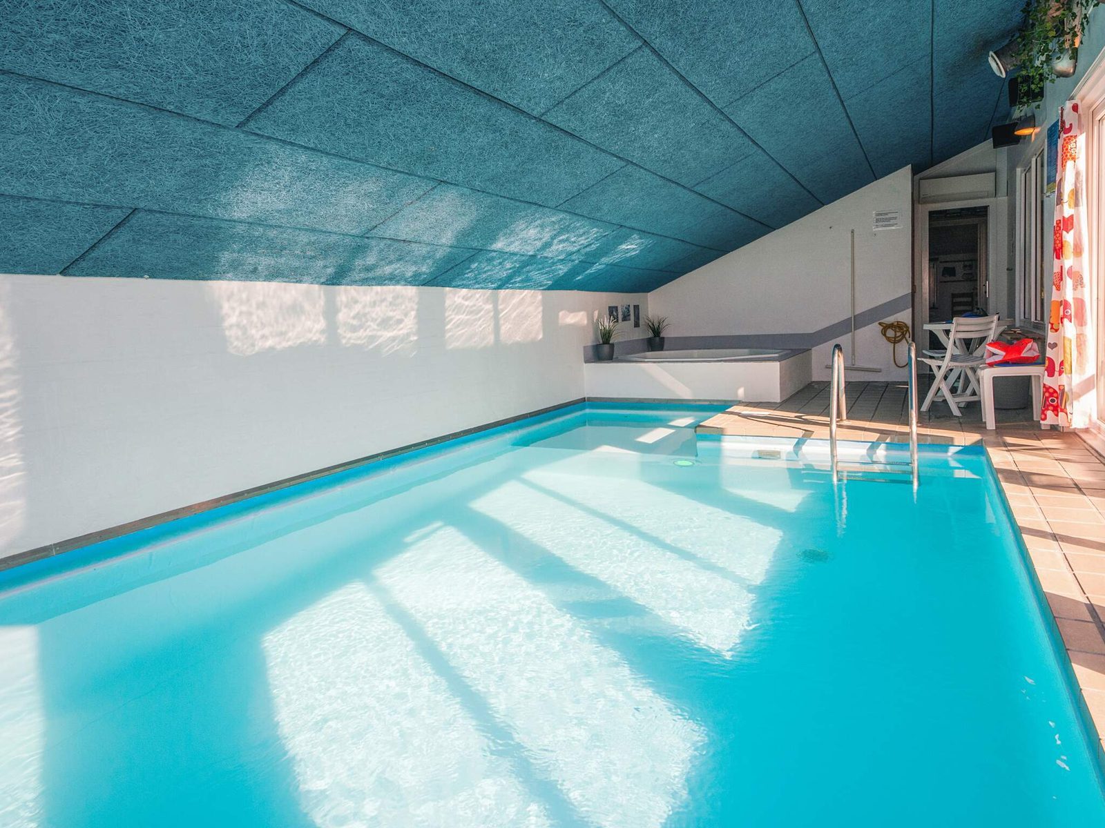 Das Hallenbad, vierundzwanzig Quadratmeter