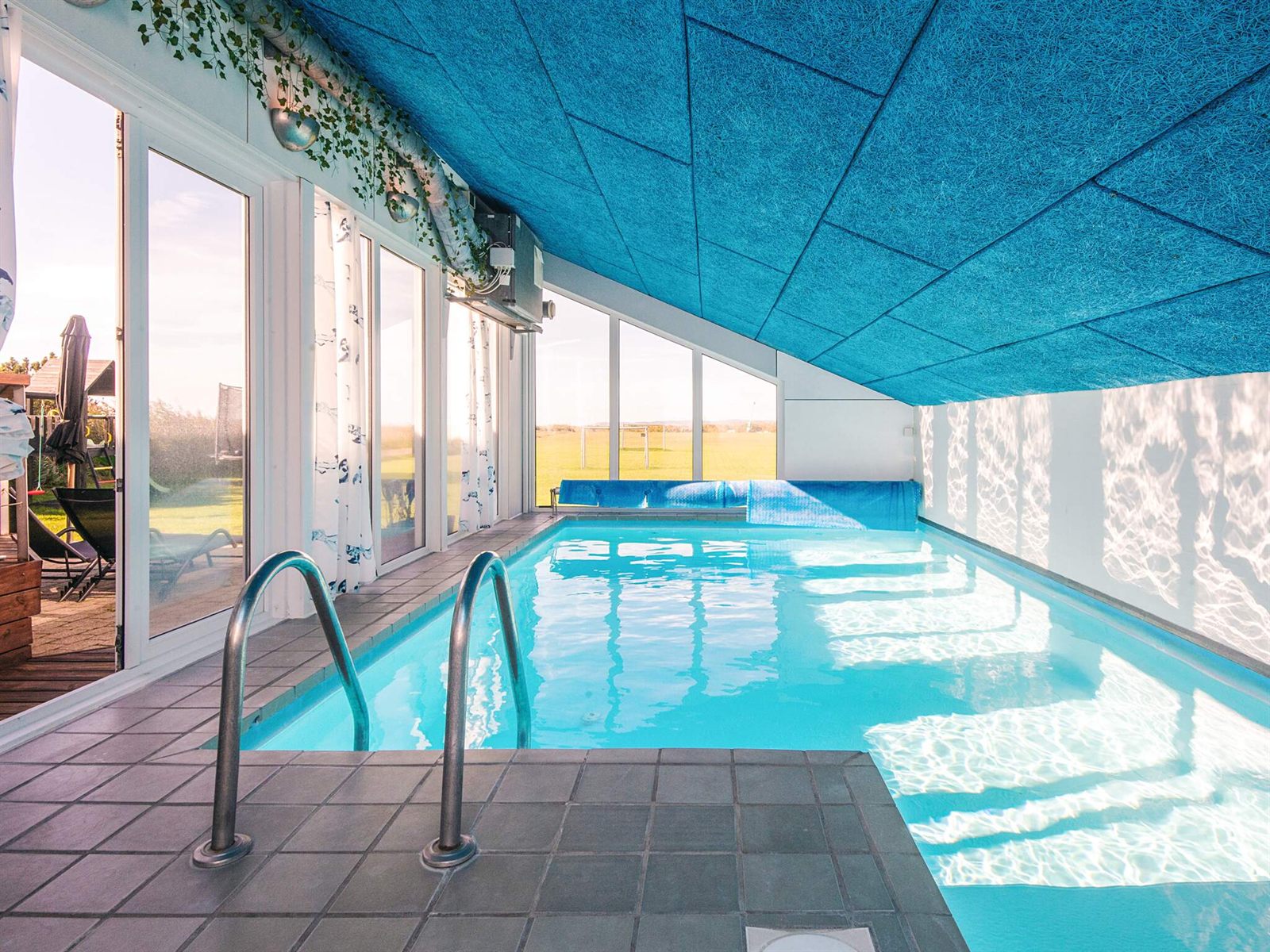 Den indendørs pool på 24 m²