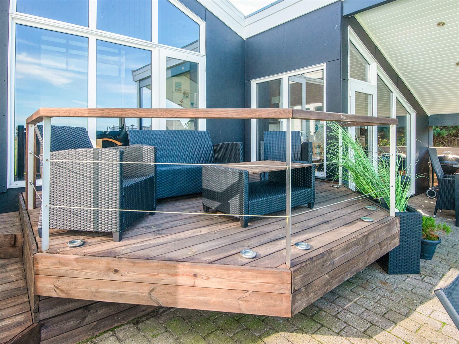 Den hævede træterrasse med loungemøbler