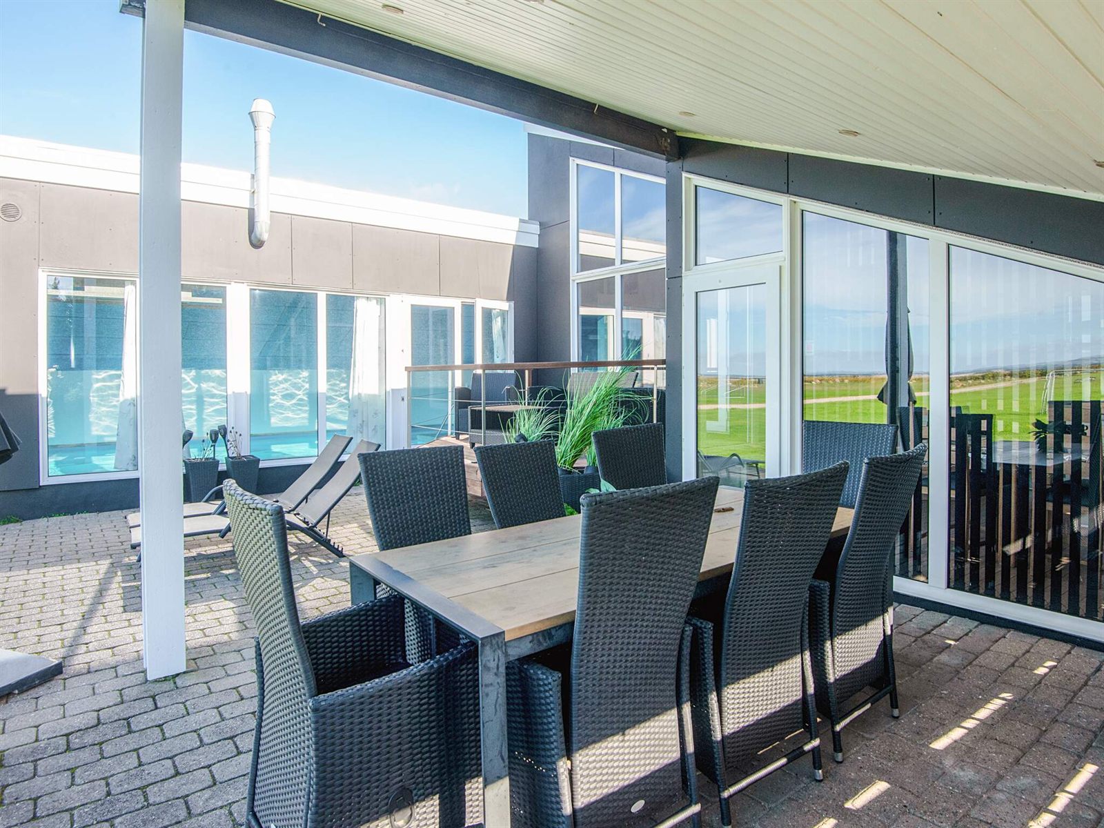 Spiseplads udenfor ved de store vinduer